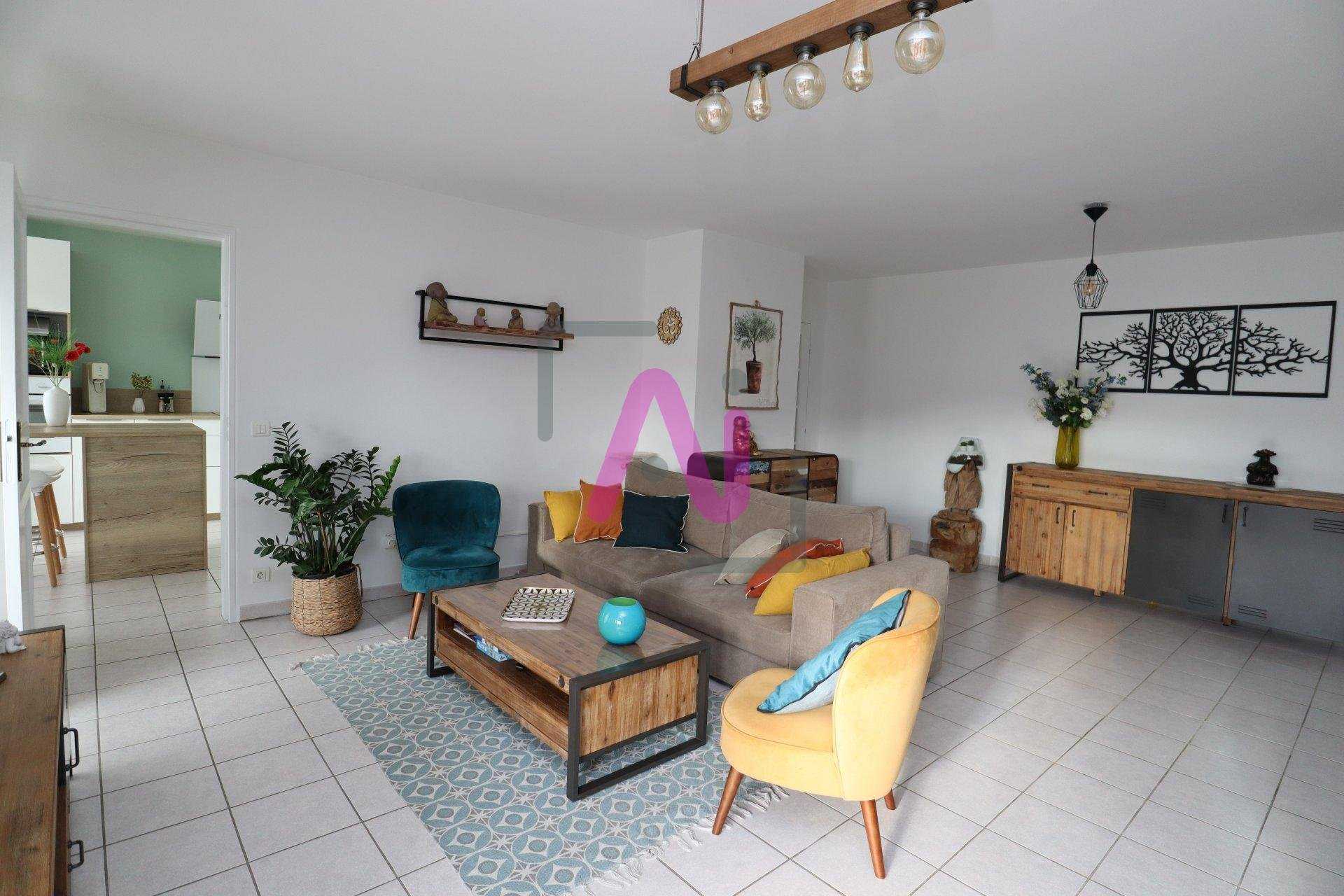 Condominium in Hyeres, Provence-Alpes-Cote d'Azur 11613525