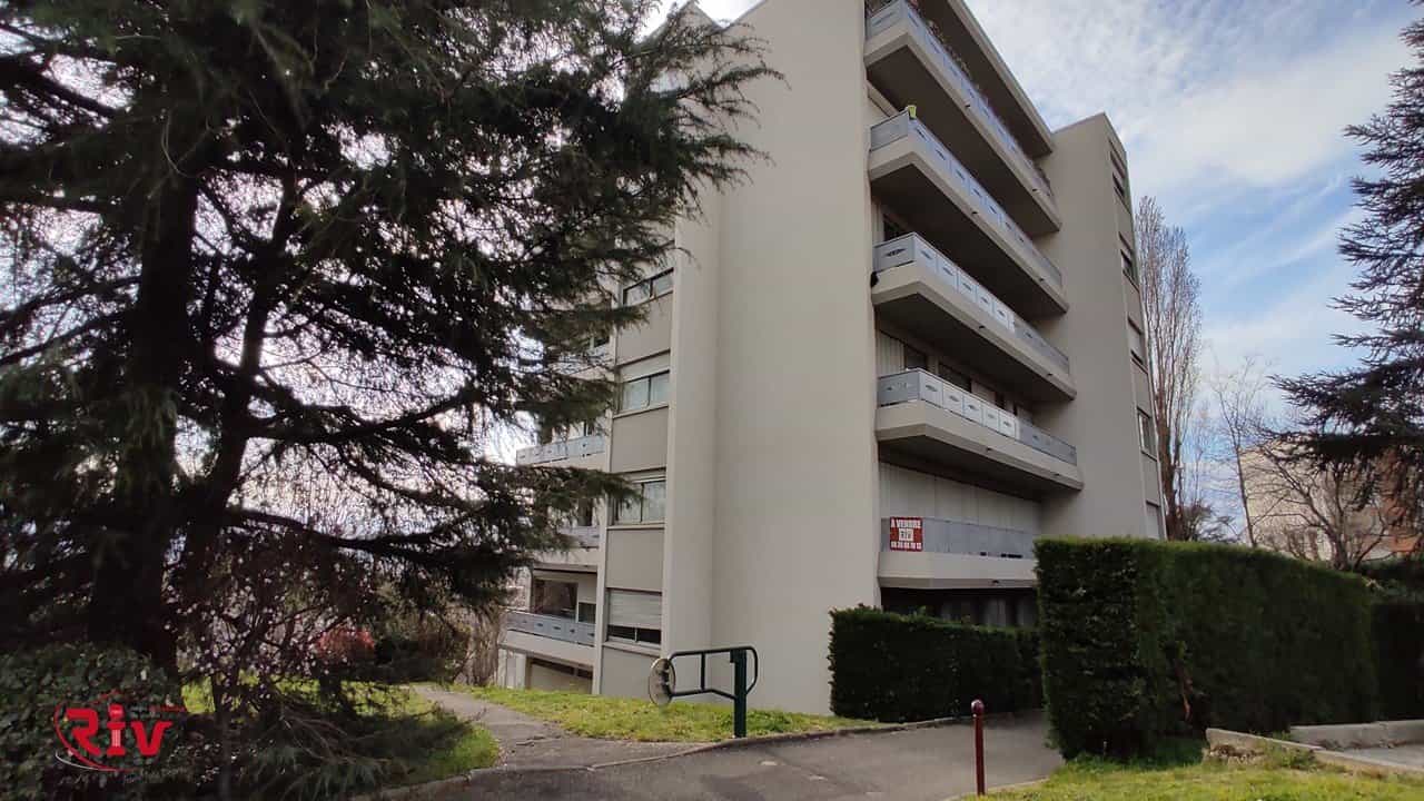 Condominium in Le Peage-de-Roussillon, Auvergne-Rhone-Alpes 11616793