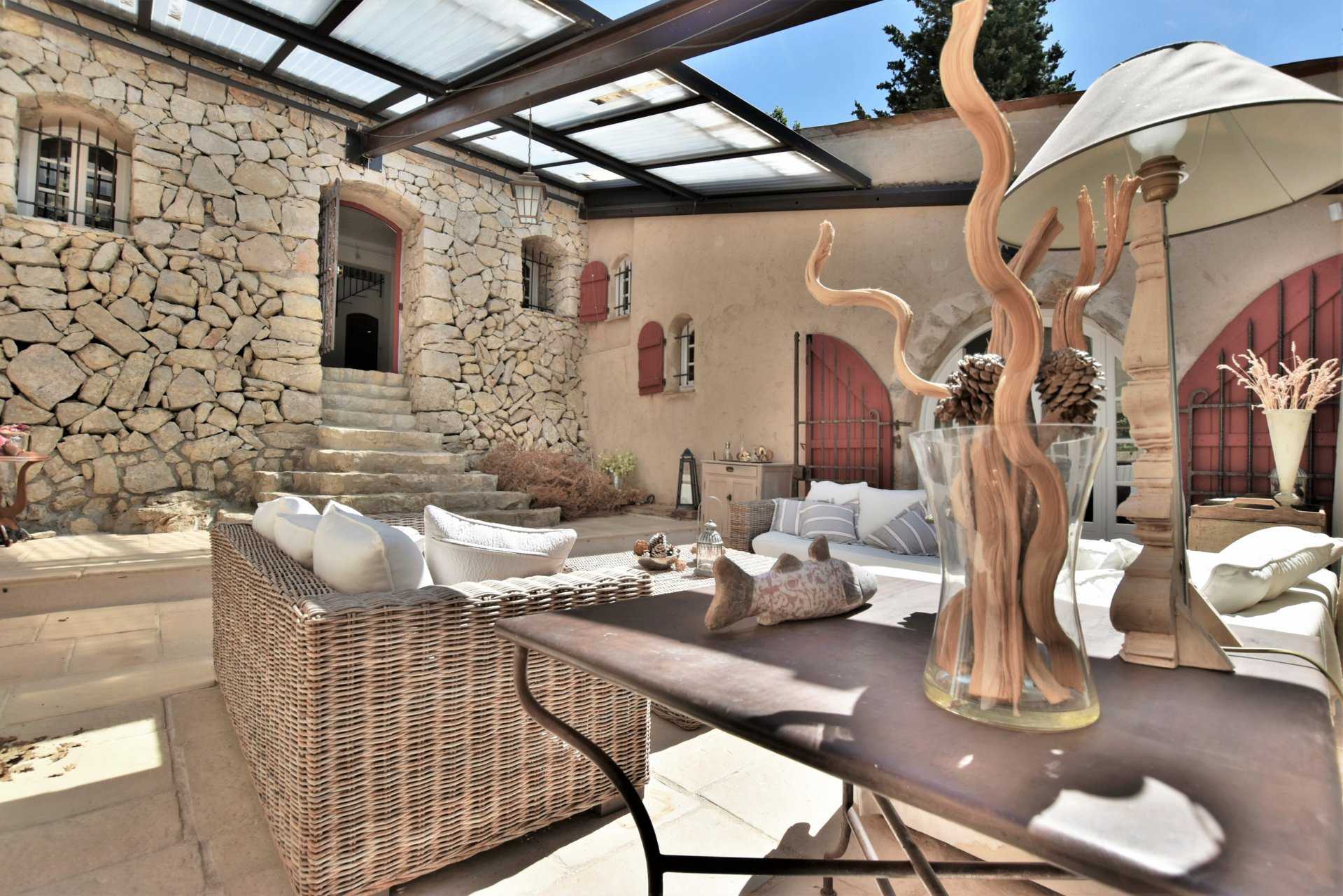 Huis in Chateauneuf-Grasse, Provence-Alpes-Côte d'Azur 11616853