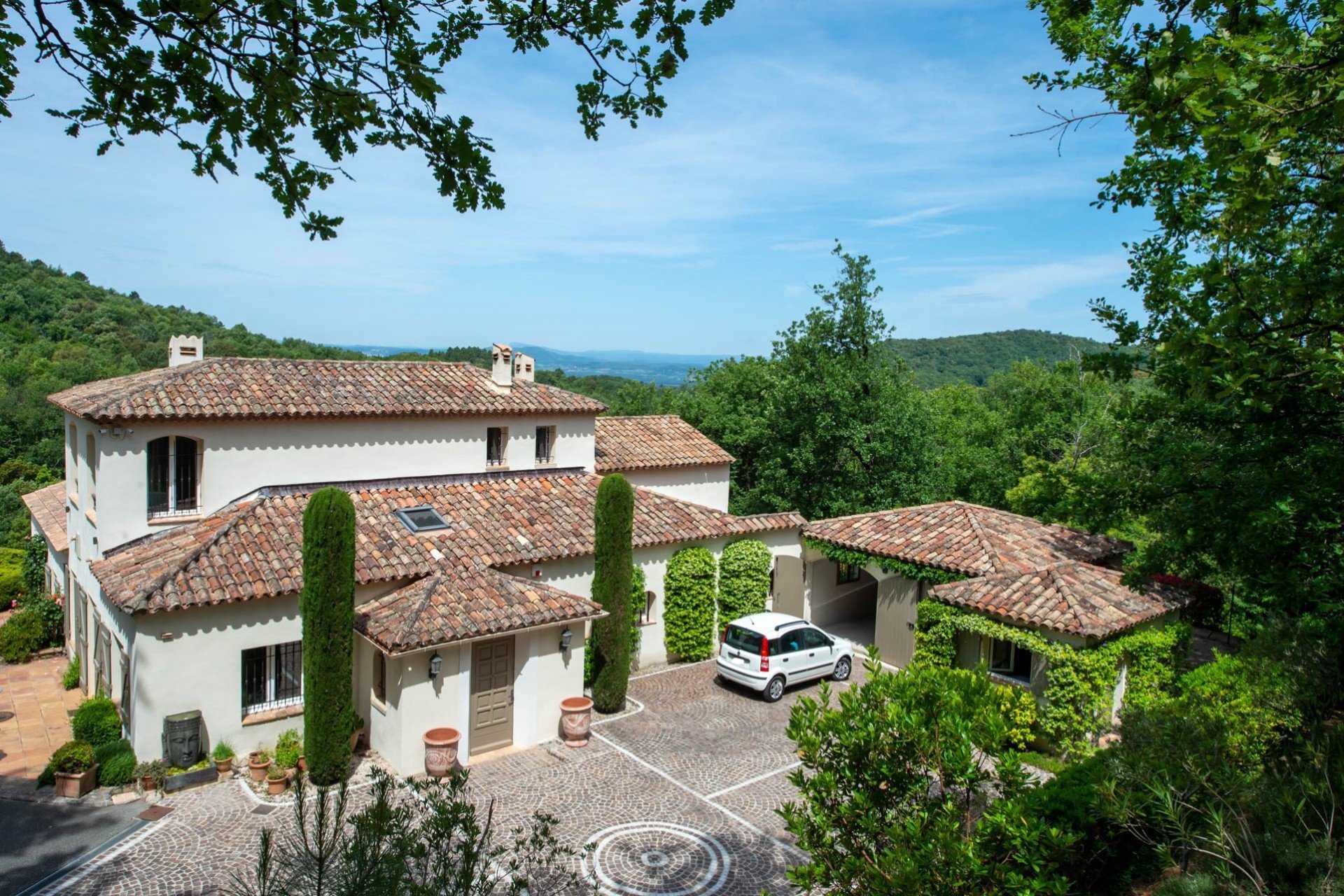 Talo sisään La Garde-Freinet, Provence-Alpes-Côte d'Azur 11619028