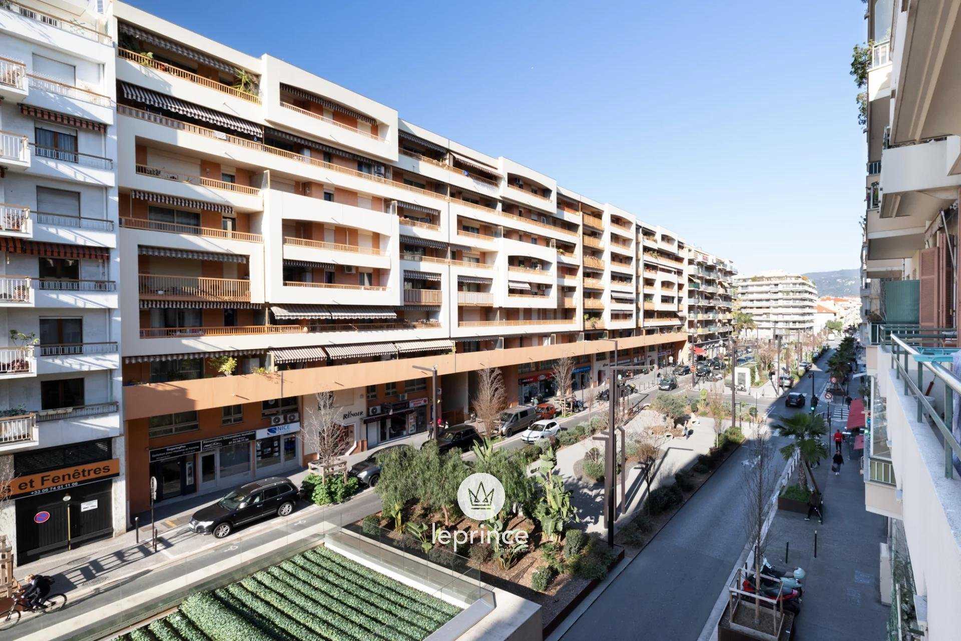 Condominium in Nice, Alpes-Maritimes 11620401