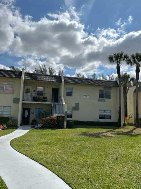 Condominium in Golden Lakes, Florida 11620878