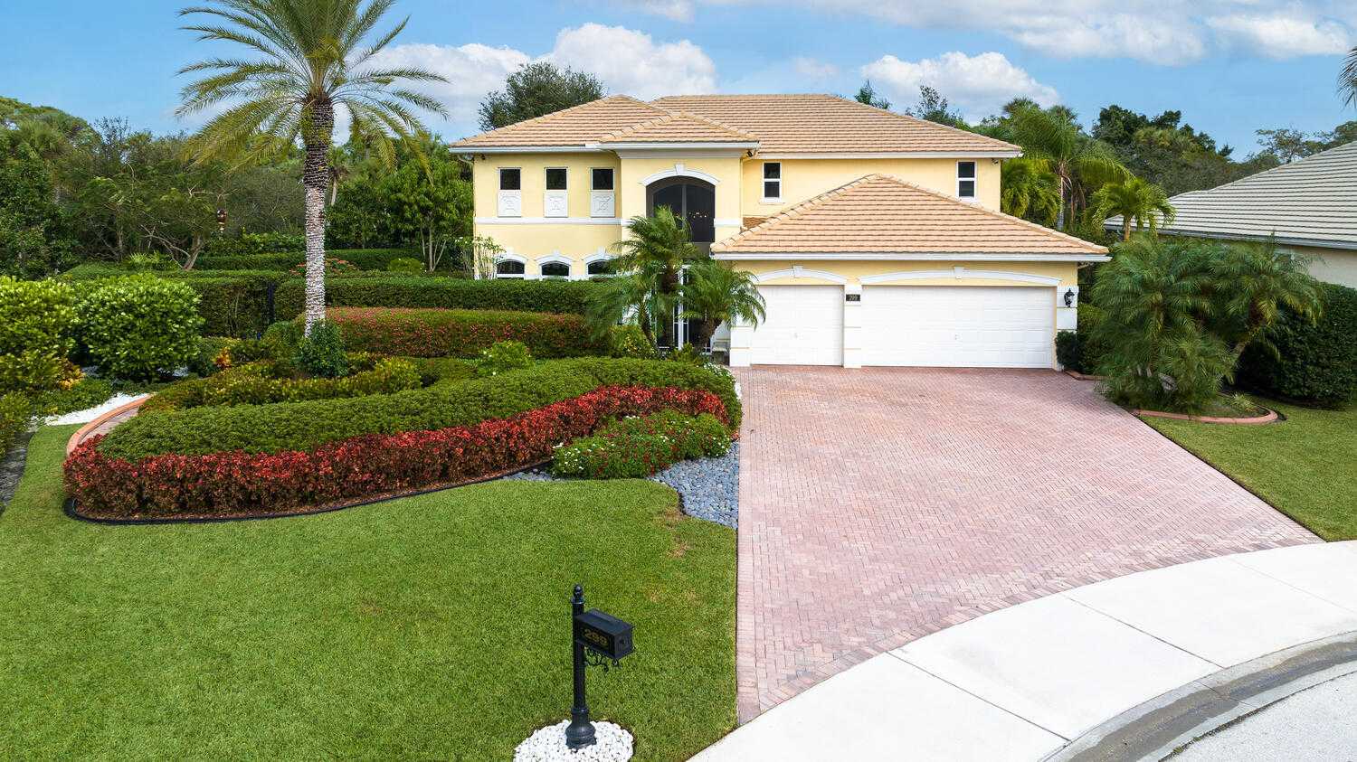 House in Coral Gardens, Florida 11621018