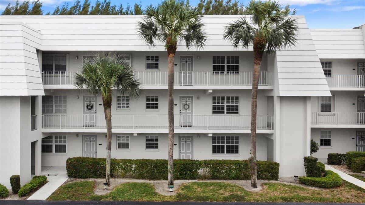 Condominium in Palm Beach Shores, Florida 11621116