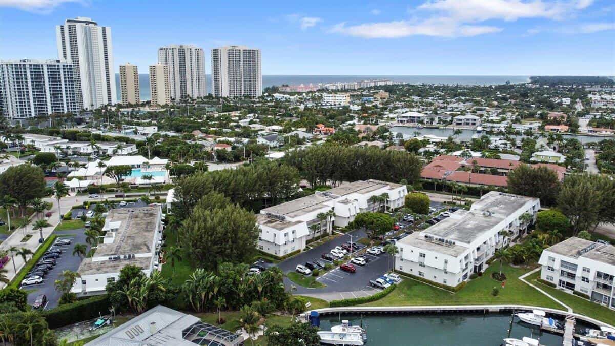 Condominium in Palm Beach Shores, Florida 11621116