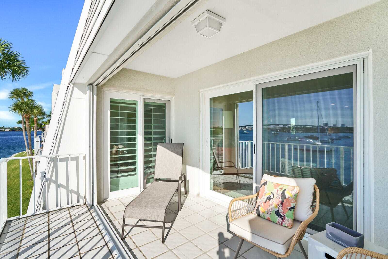 House in Palm Beach Shores, Florida 11621200