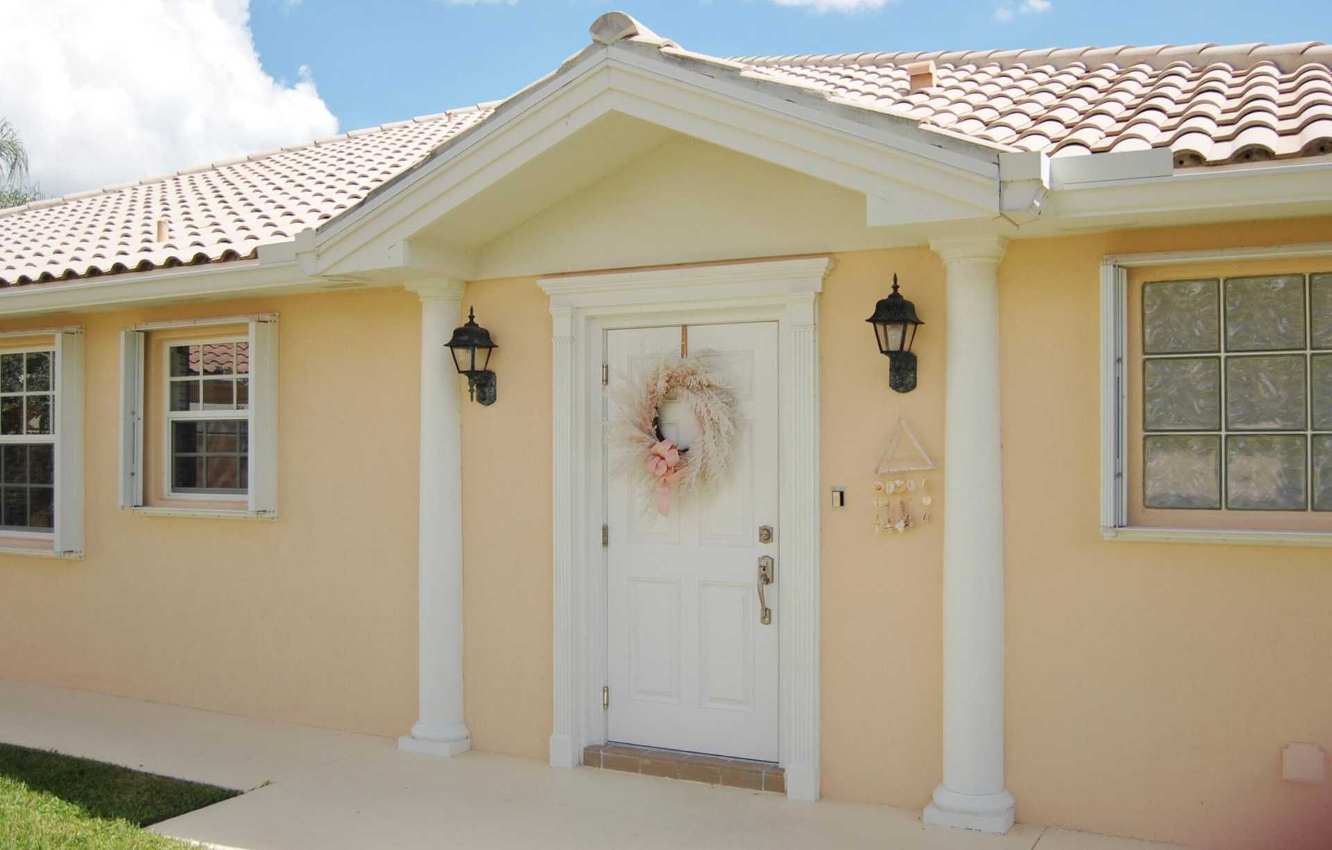 House in Coral Gardens, Florida 11621248