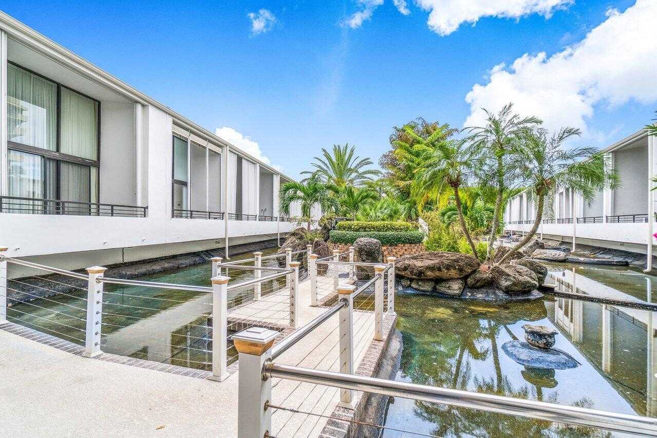 Condominium in South Palm Beach, Florida 11621306
