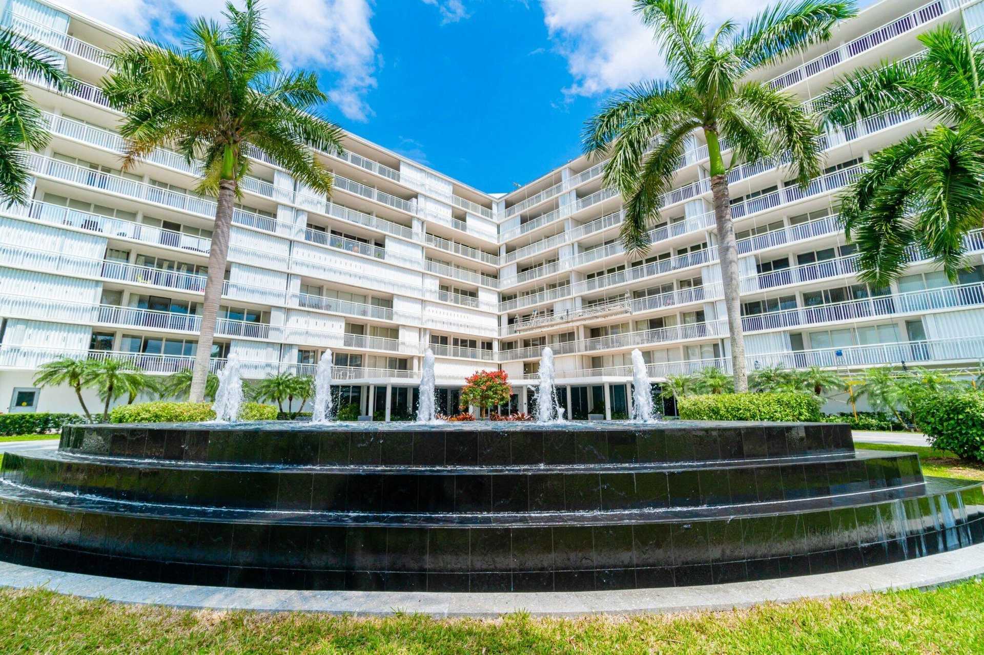 Condominium in South Palm Beach, Florida 11621311
