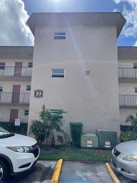 公寓 在 Palm Springs, Florida 11621315