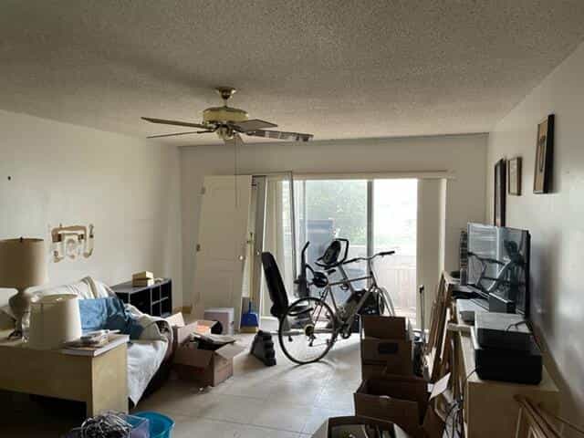 公寓 在 Palm Springs, Florida 11621315