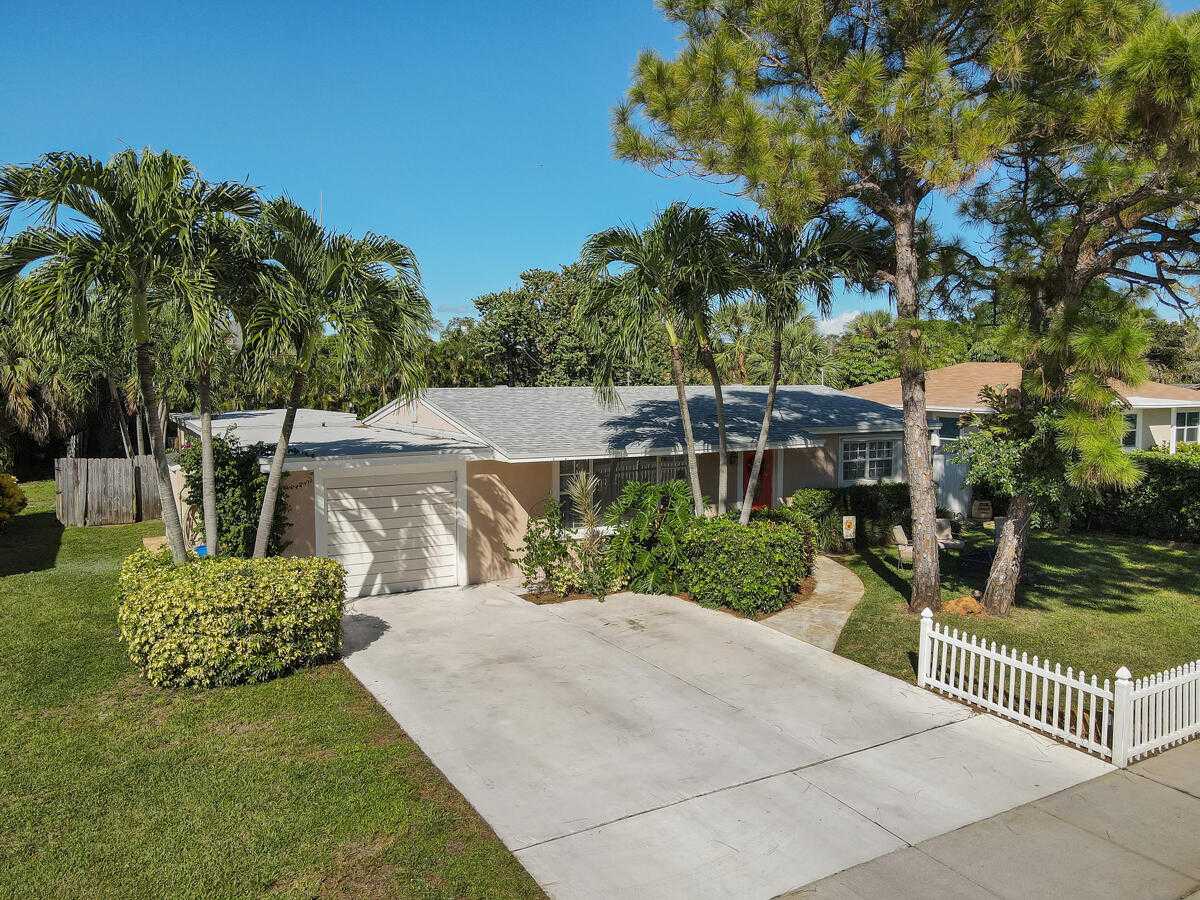 House in Lake Park, Florida 11621431