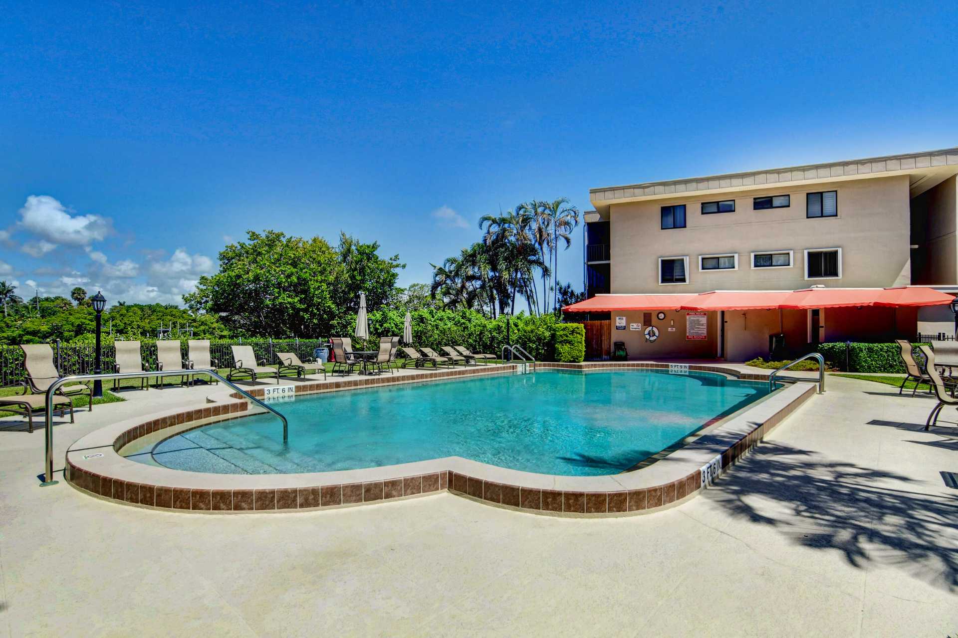 Condominium in South Palm Beach, Florida 11621472