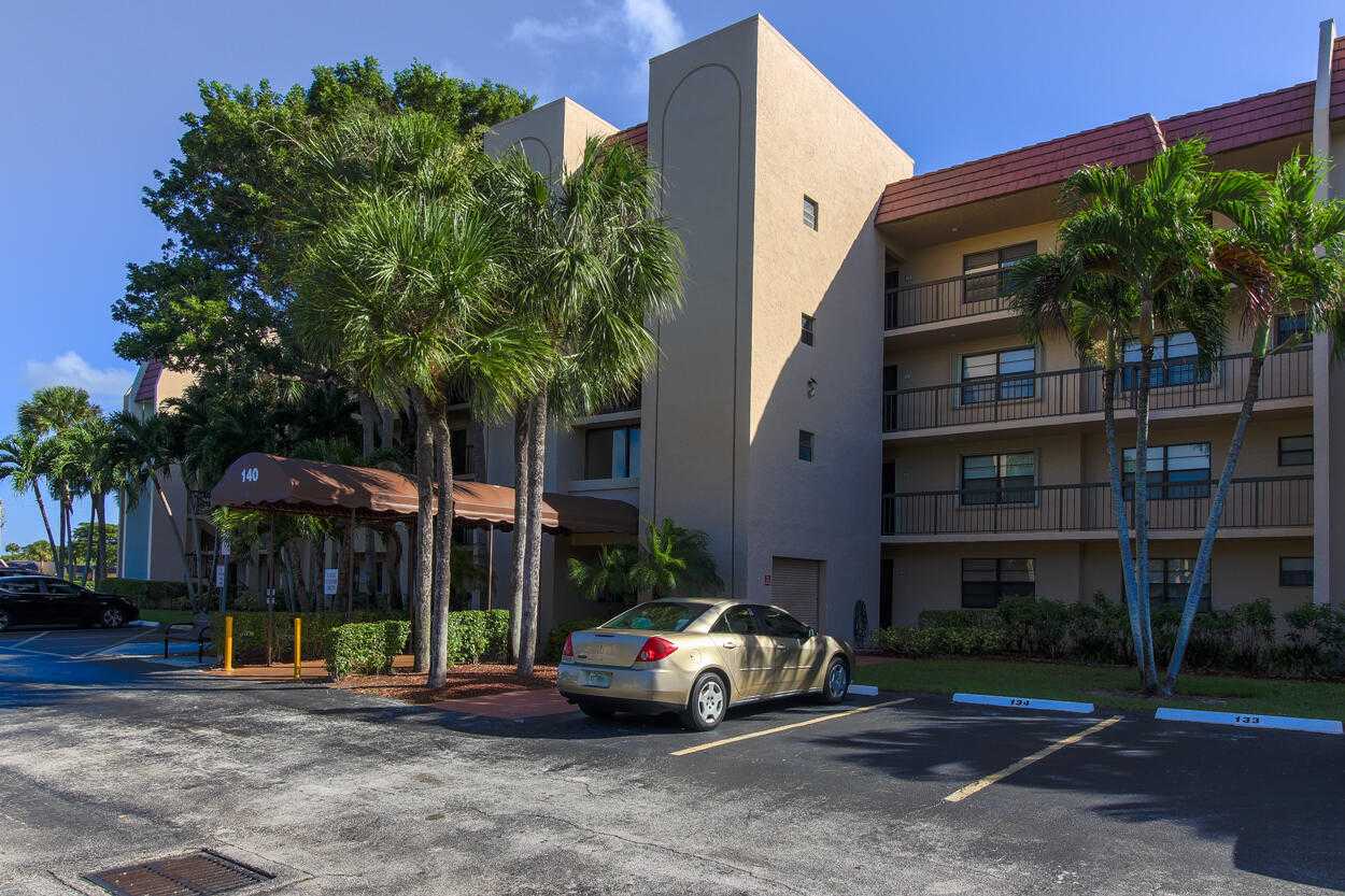 Condominium in Golden Lakes, Florida 11621475