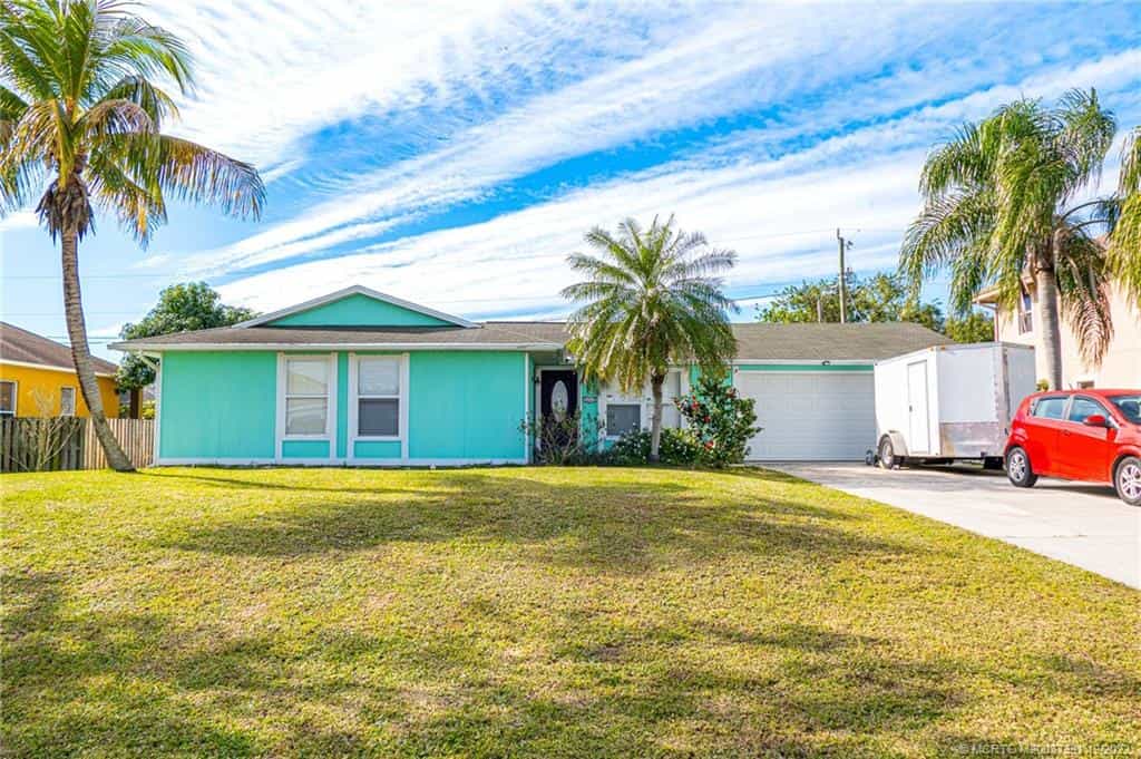 жилой дом в Port St. Lucie, Florida 11621506