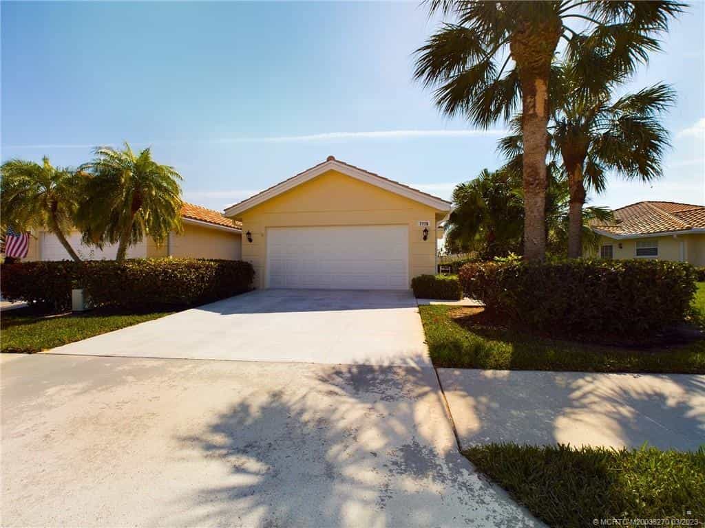 House in Coral Gardens, Florida 11621515