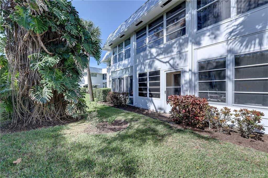 Condominium in Snug Harbor, Florida 11621520