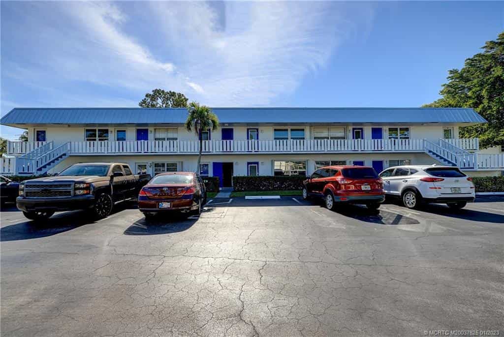 Condominium in Snug Harbor, Florida 11621520