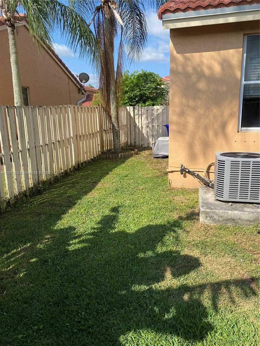House in Pembroke Pines, Florida 11621602