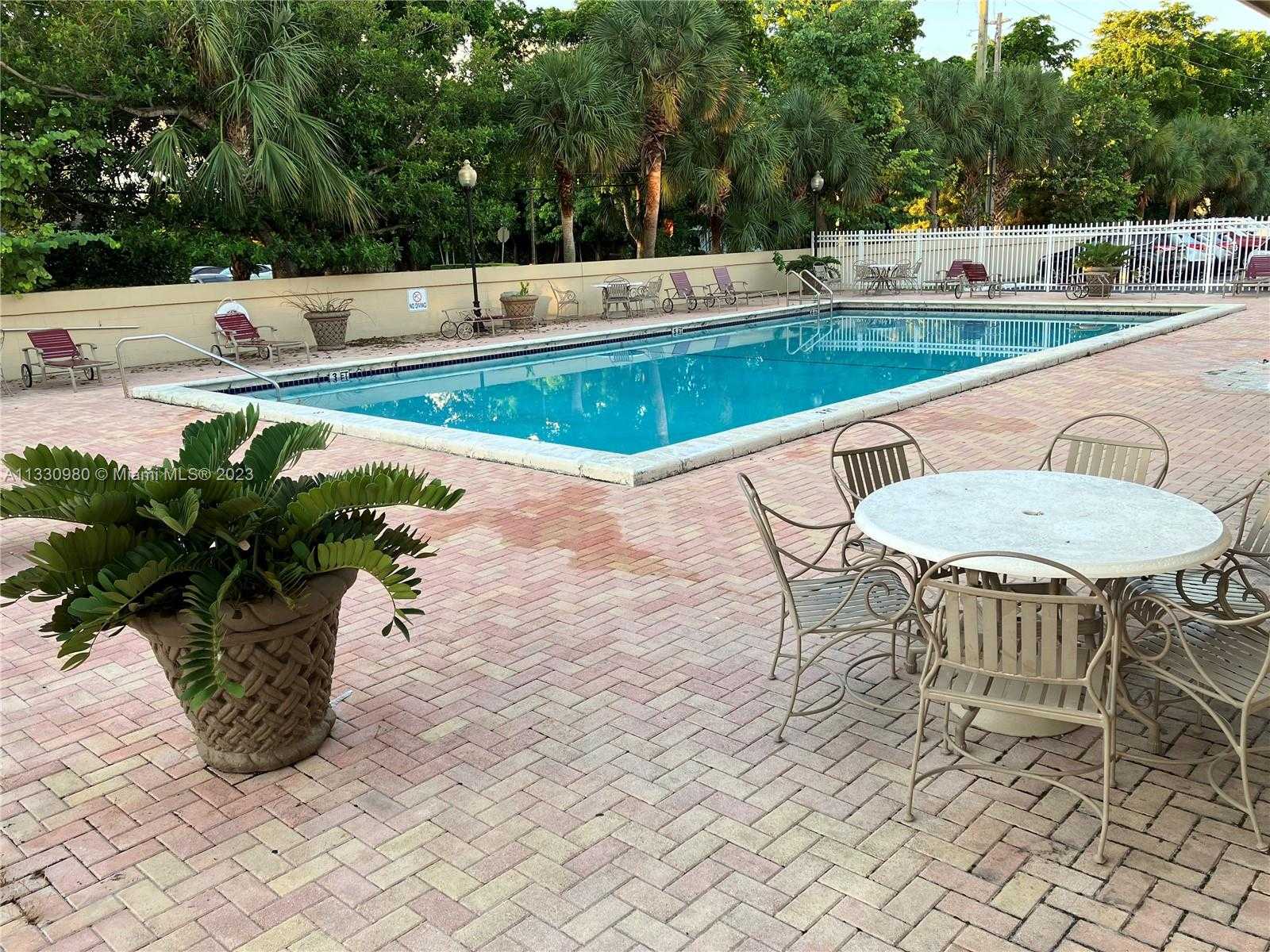 Condominium in North Miami, Florida 11621608