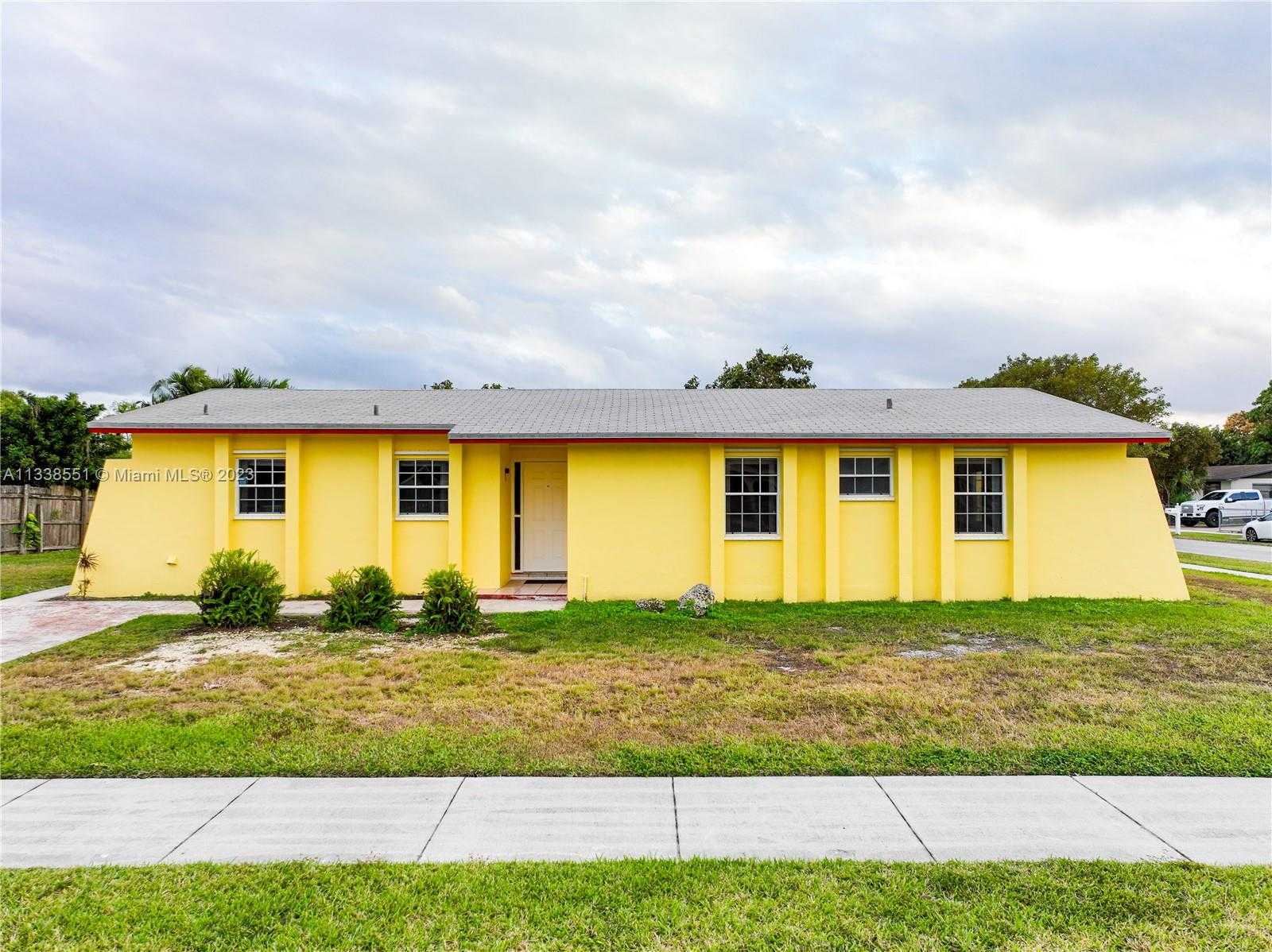 House in Leisure City, Florida 11621611