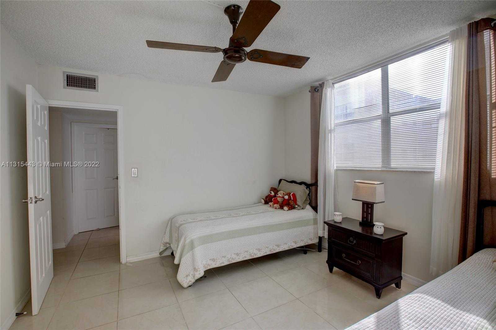 Condominium in Lauderdale Lakes, Florida 11621626