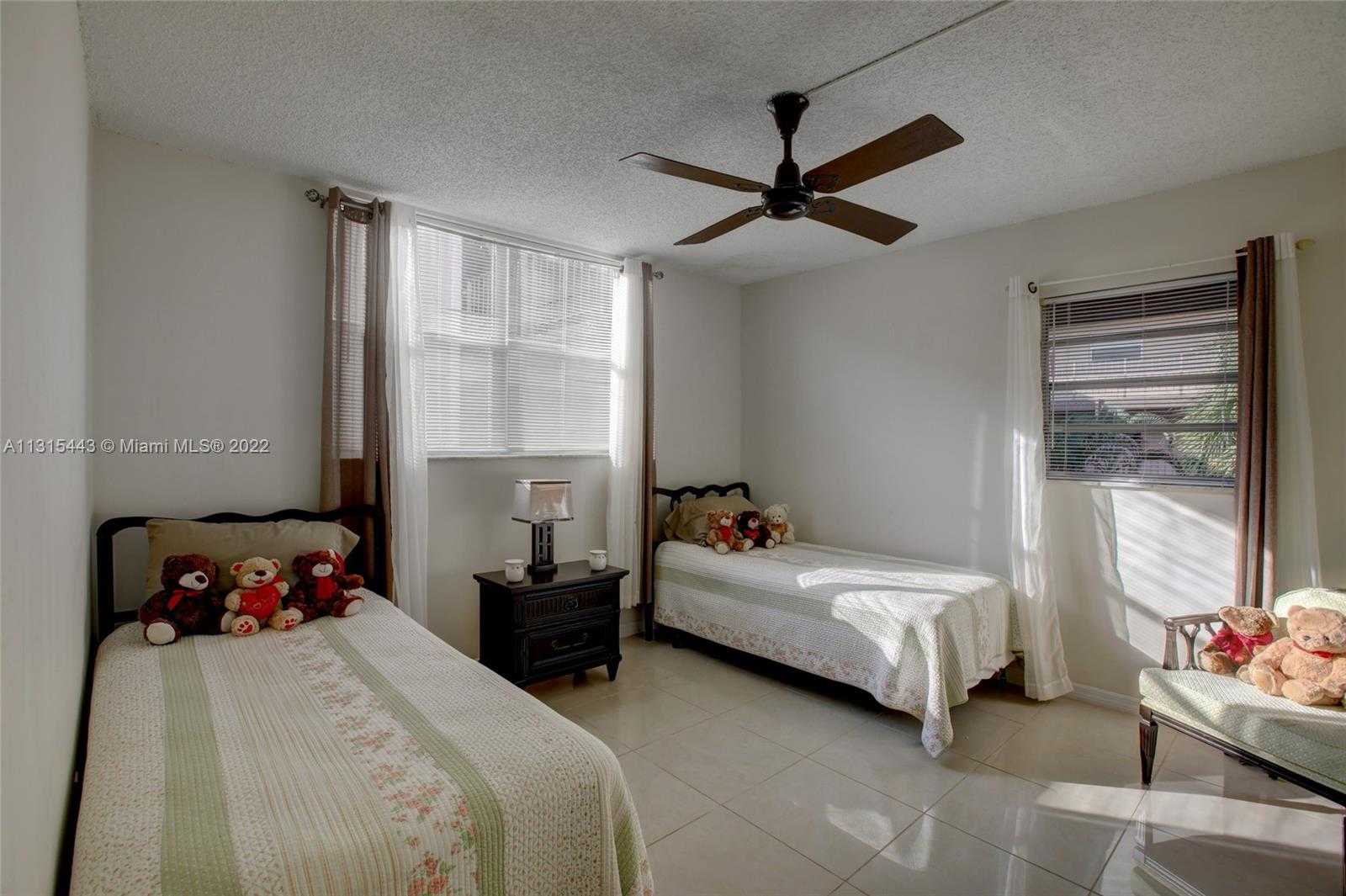 Condominium in Lauderdale Lakes, Florida 11621626