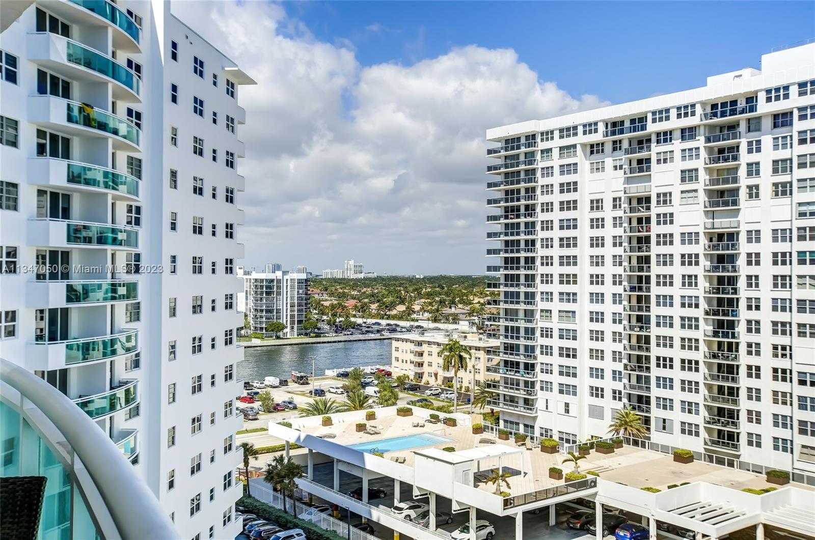 Condominium in Hollywood, Florida 11621650