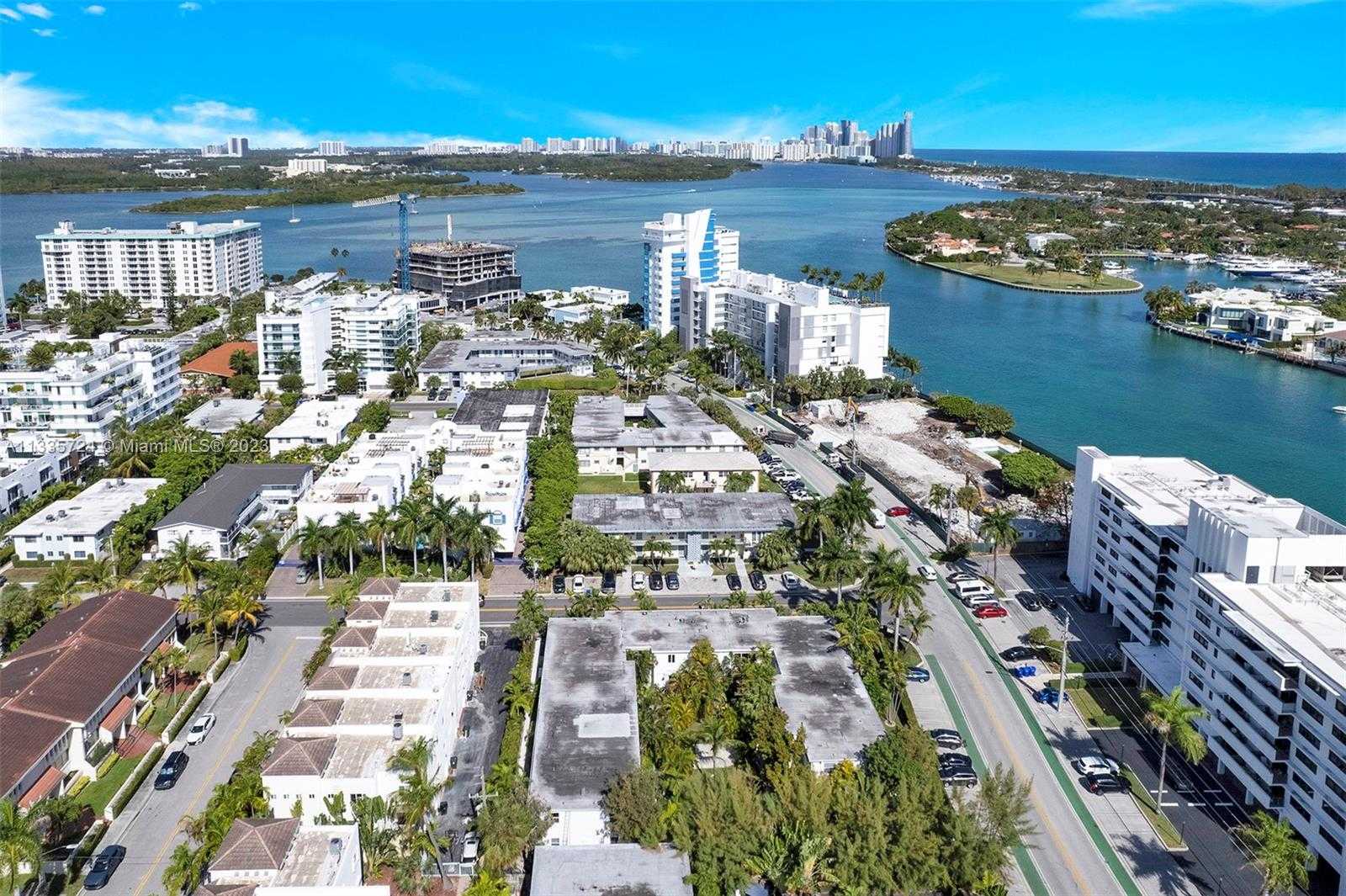 Condominium in Bay Harbor-eilanden, Florida 11621657