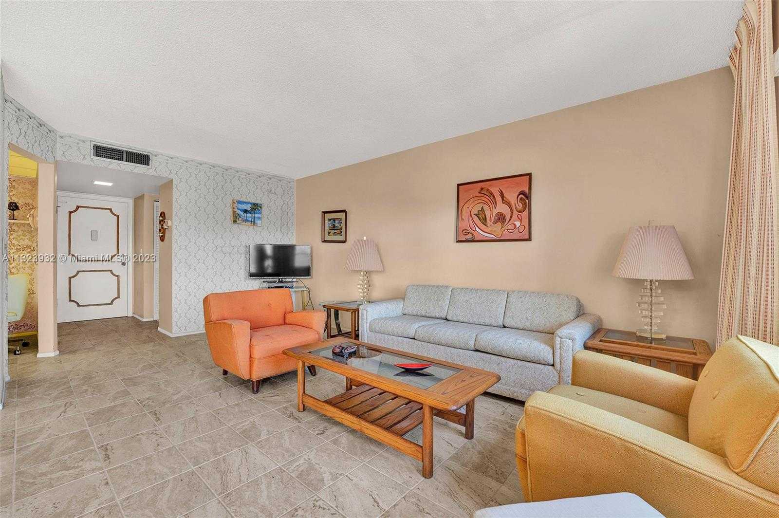 Condominium in Hallandale Beach, Florida 11621675