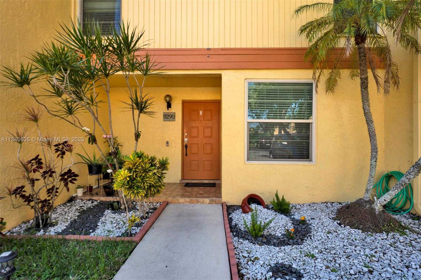 Residential in Pembroke Pines, Florida 11621723