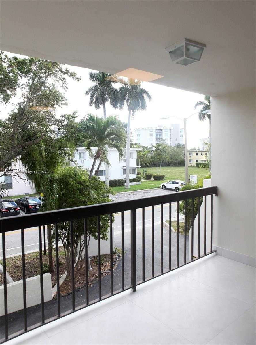 Condominium in Bay Harbor Islands, Florida 11621741