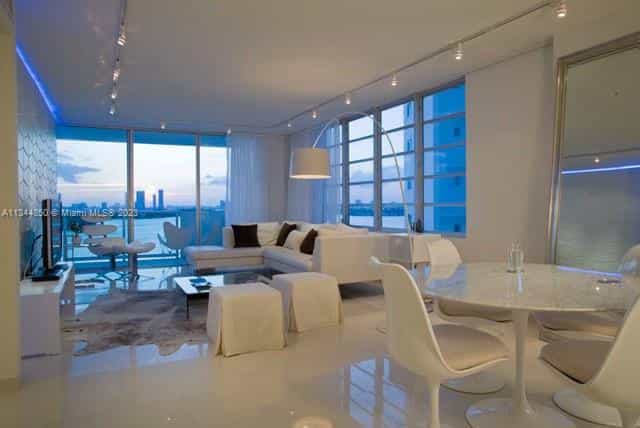 House in Fisher Island, Florida 11621794