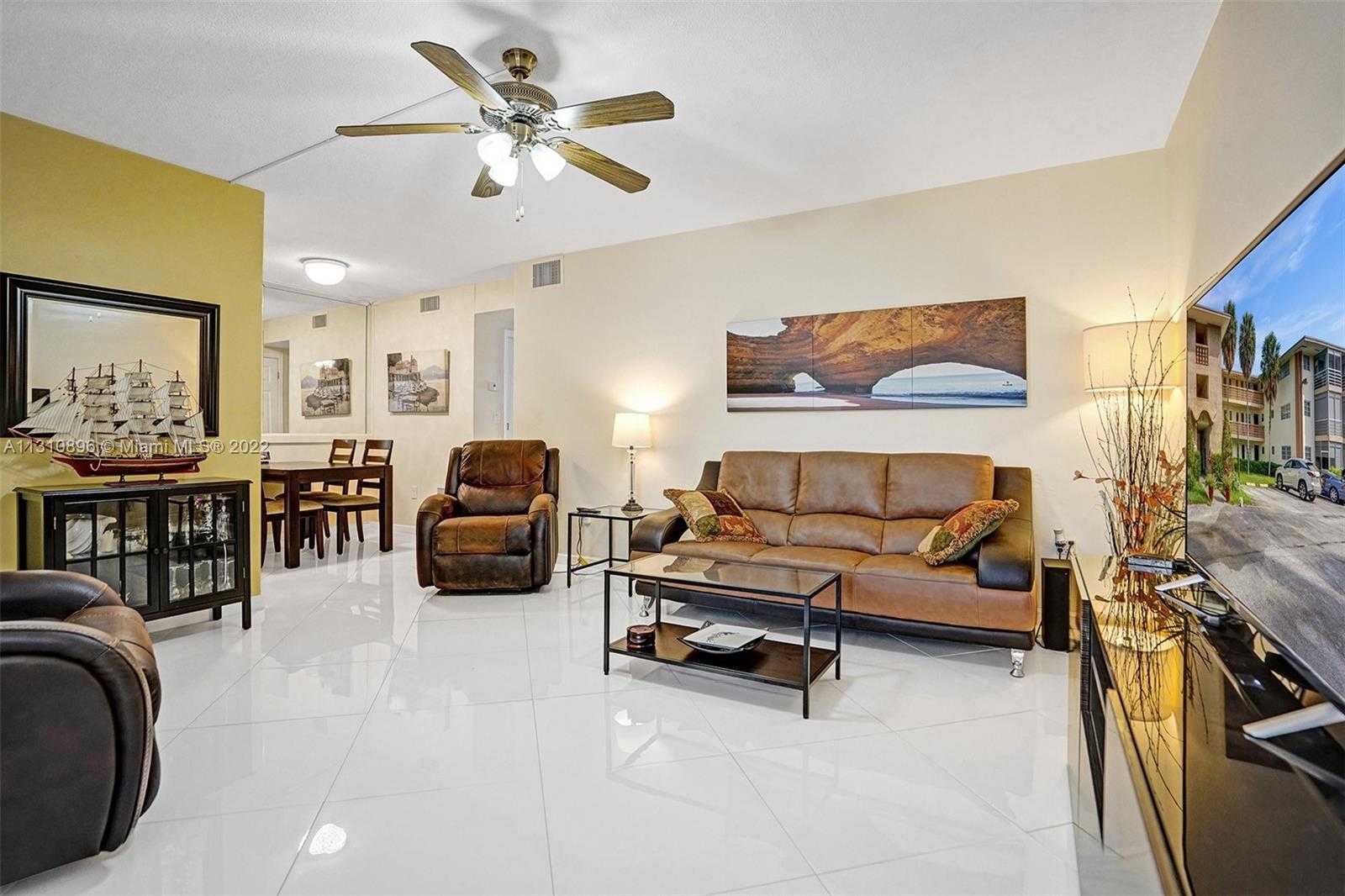 Condominium in North Miami Beach, Florida 11621801