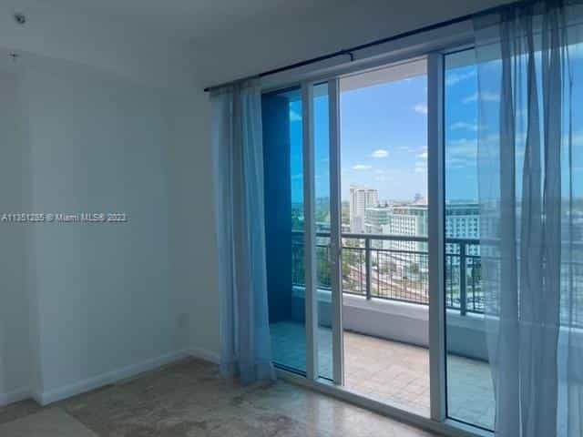 Condominium in Miami, Florida 11621855