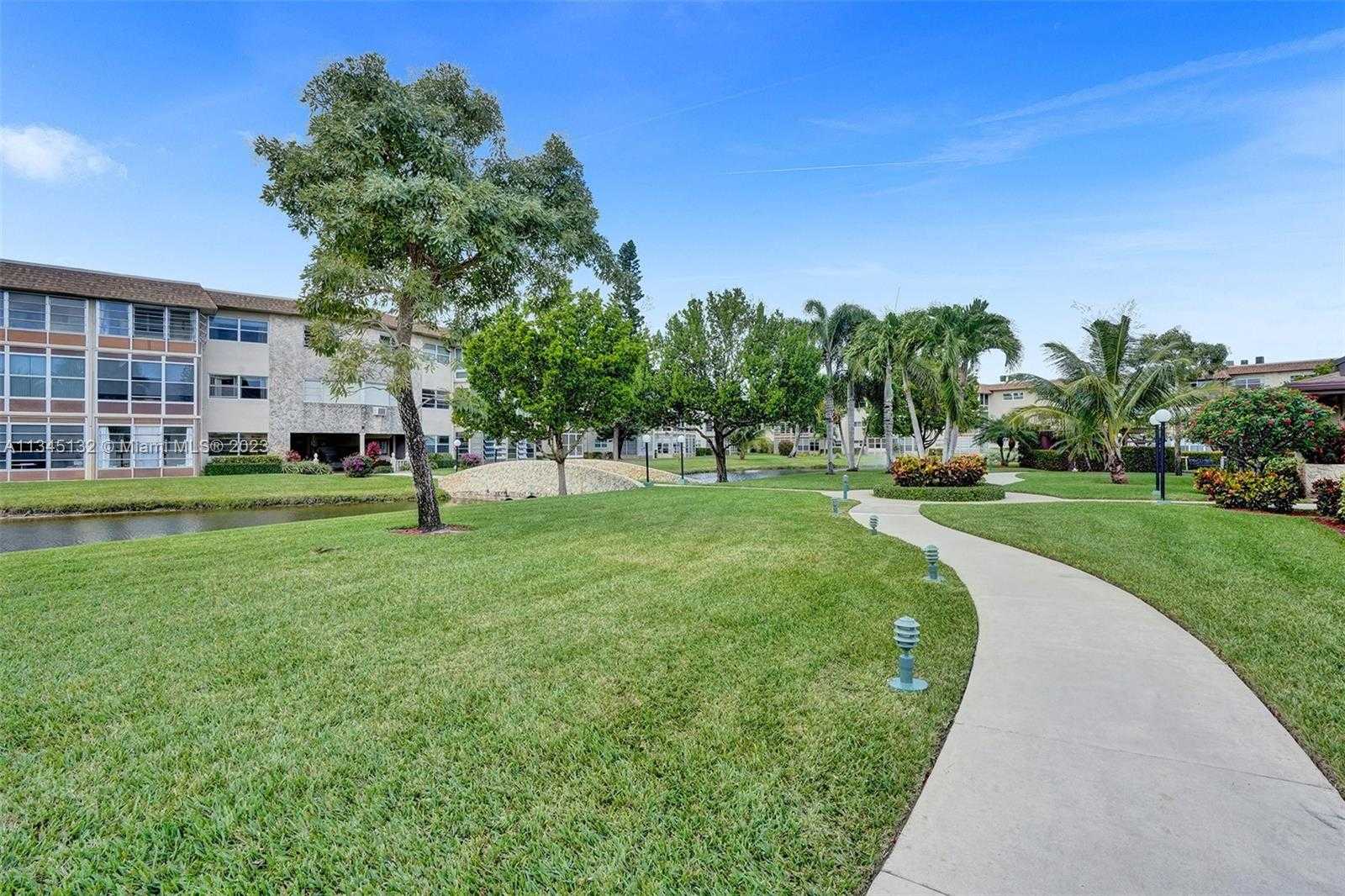 Condominium in Lauderdale Lakes, Florida 11621918