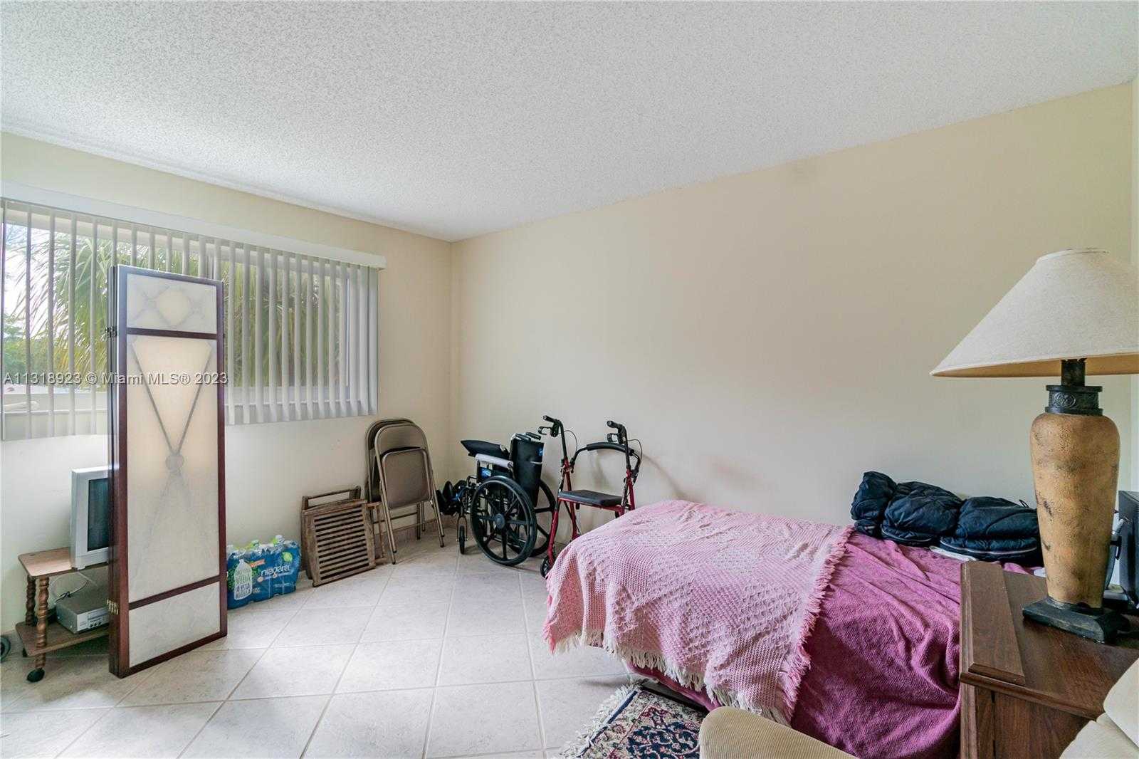 Condominium in Hallandale Beach, Florida 11621928