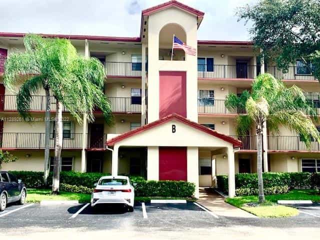 Condominium in Pembroke-dennen, Florida 11622028