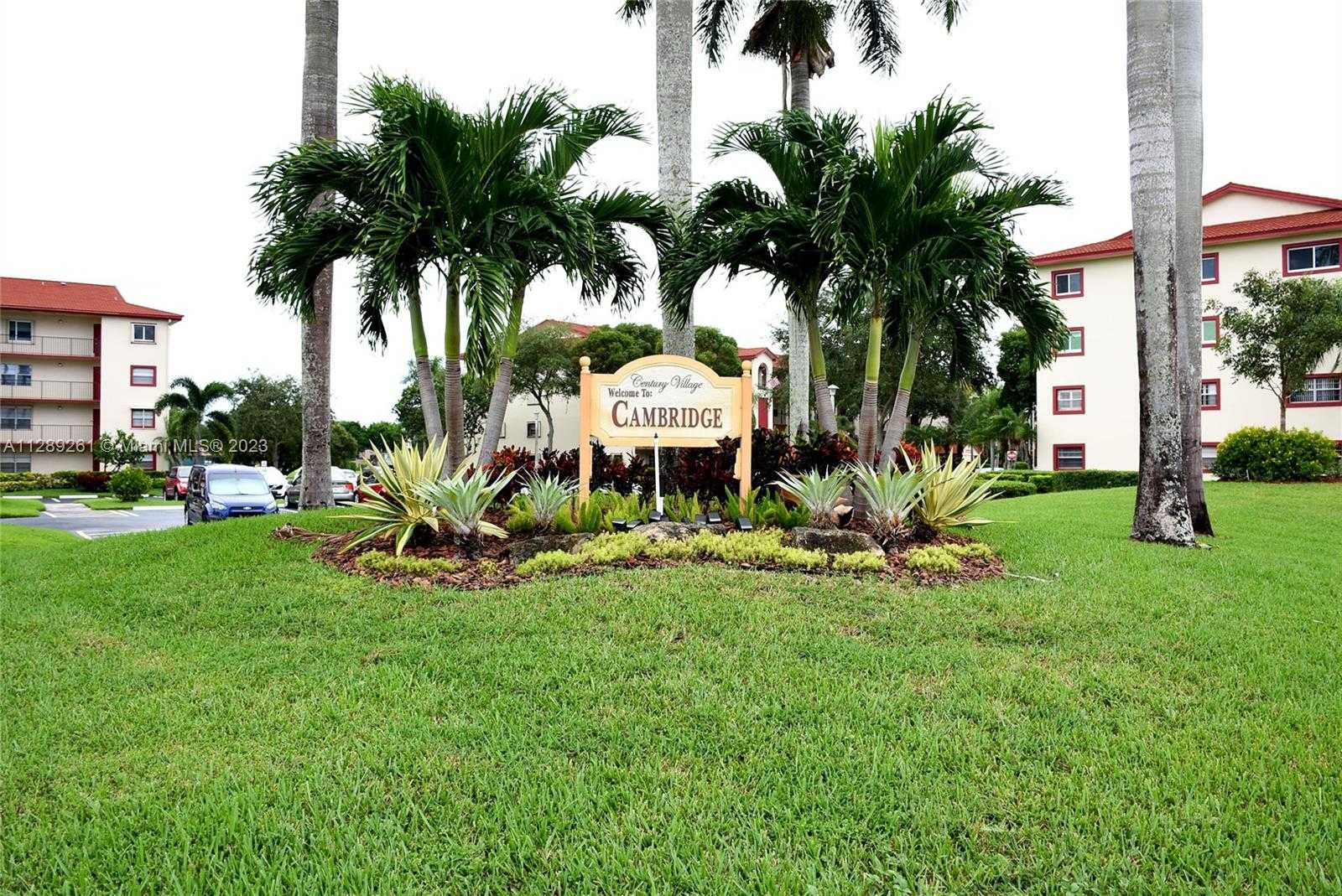 Condominium in Pembroke-dennen, Florida 11622028
