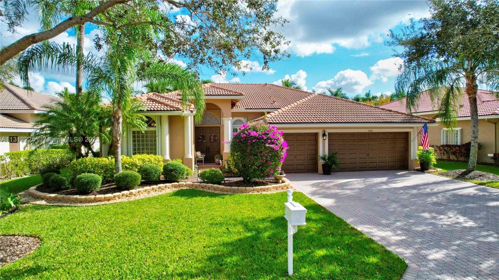 Rumah di Coral Springs, Florida 11622088
