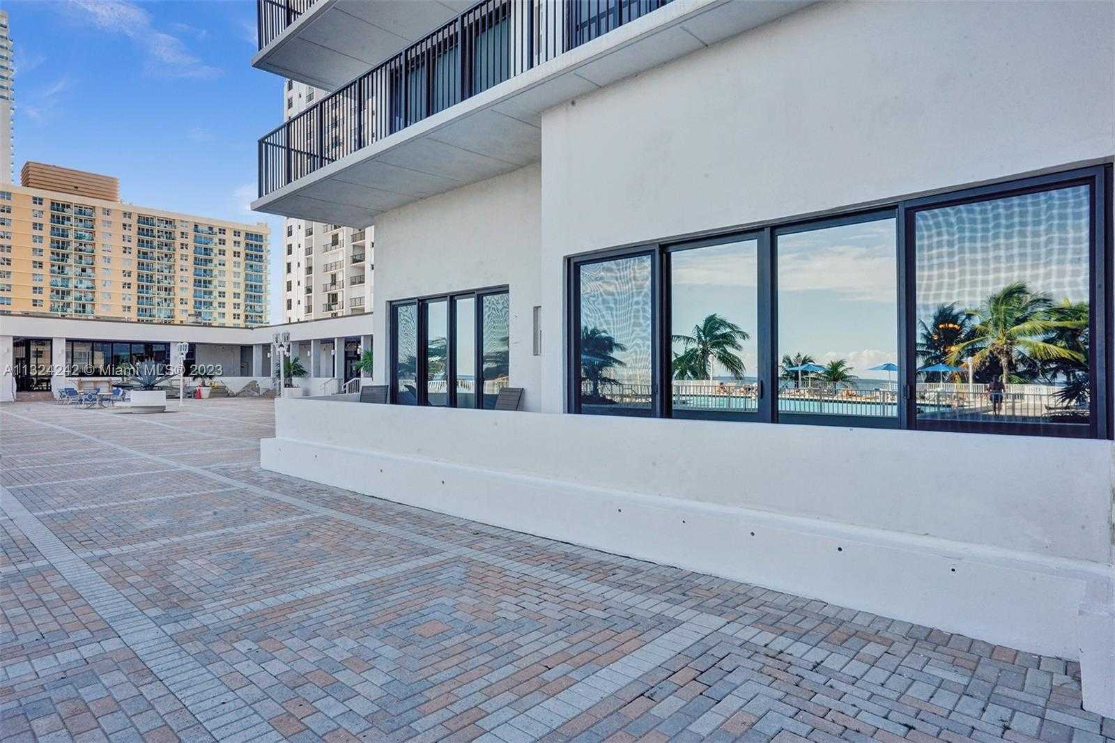 Condominium in Beverley Beach, Florida 11622097