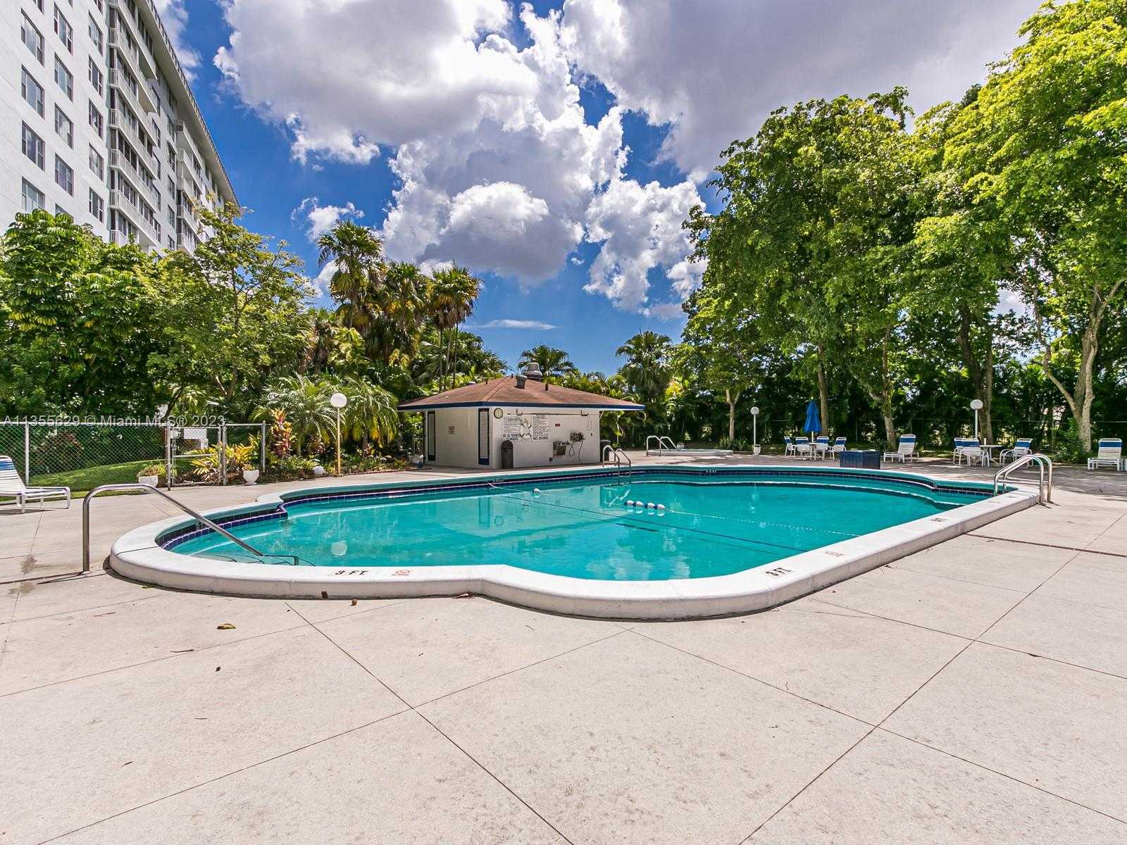 Condominium in Hollywood, Florida 11622124