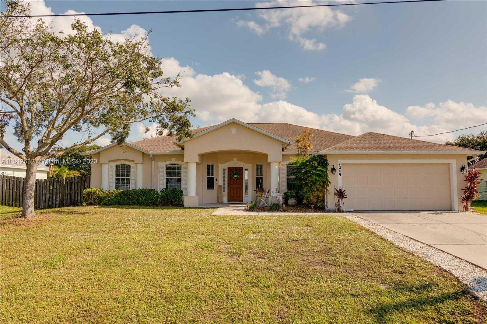 House in Port St. Lucie, Florida 11622136