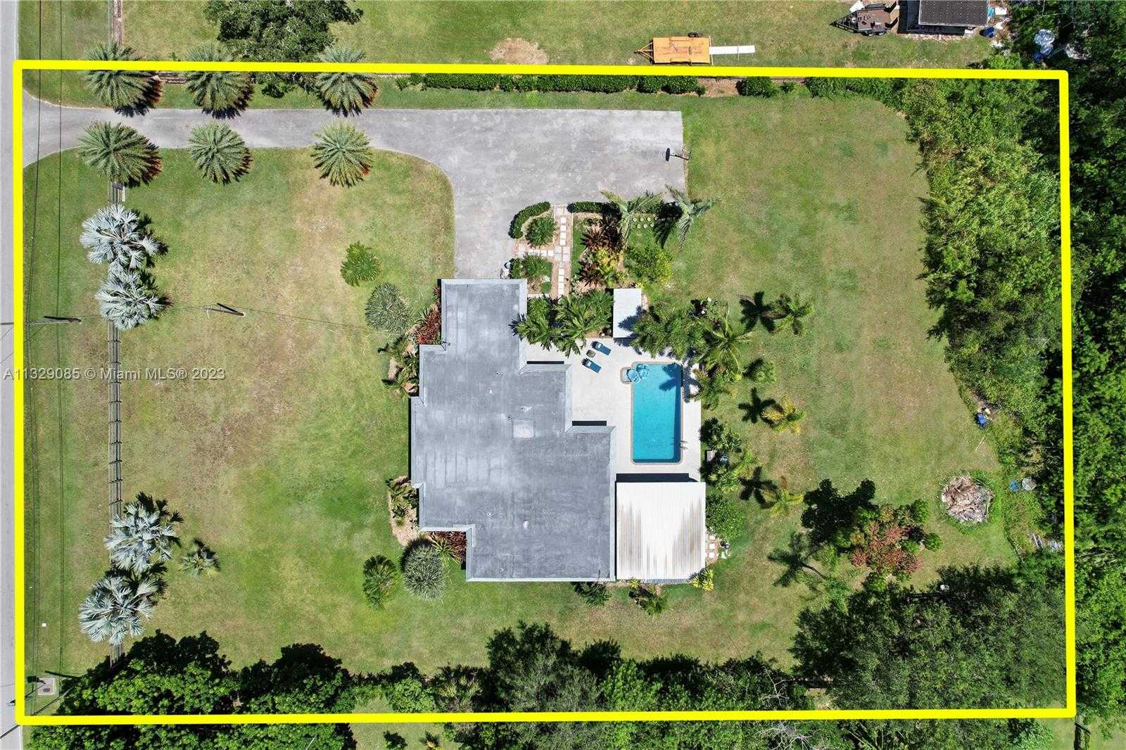 House in Redland, Florida 11622141