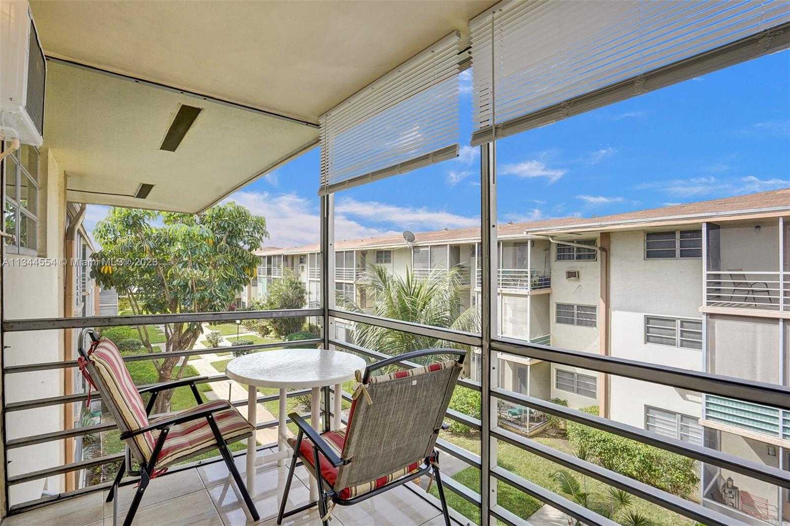 Condominium in Noord-Miami Beach, Florida 11622163
