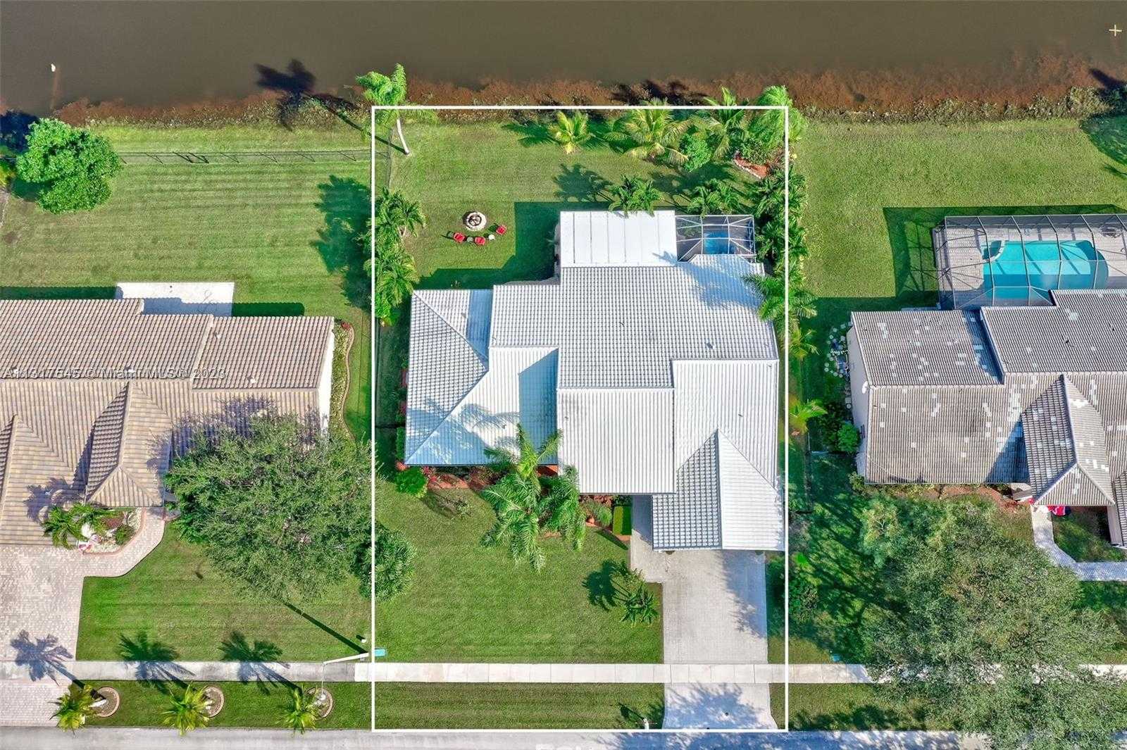 Rumah di Pembroke Pines, Florida 11622191