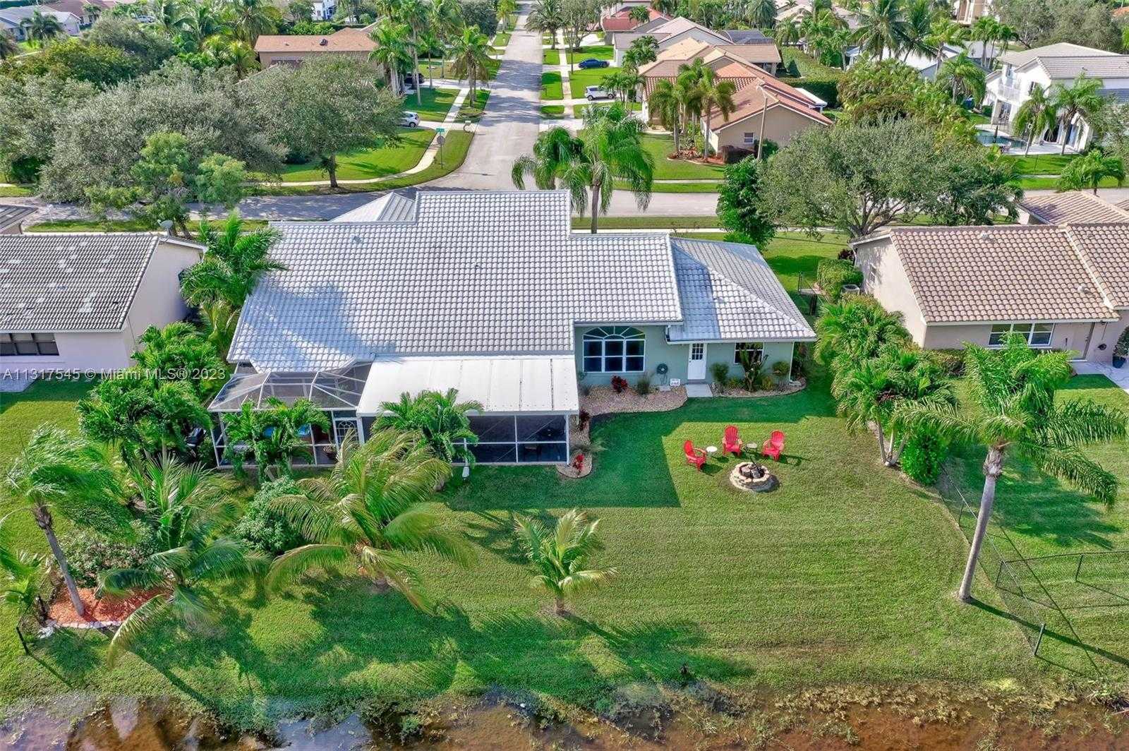 Rumah di Pembroke Pines, Florida 11622191