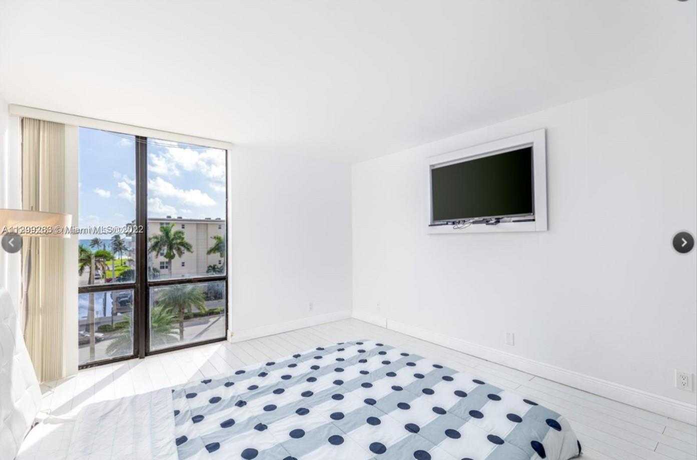 Condominium in Hollywood, Florida 11622199