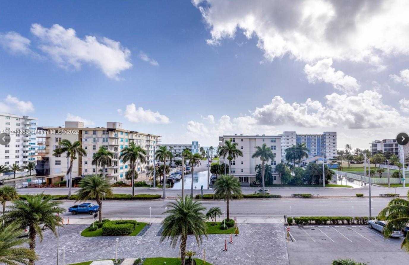 Condominium in Beverly-strand, Florida 11622199
