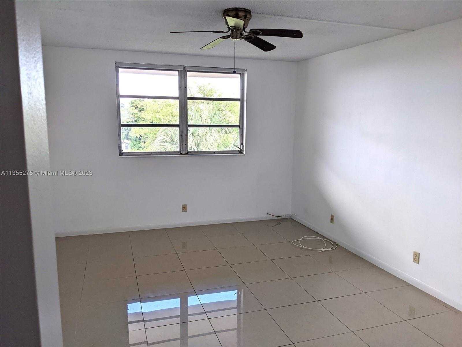 House in Lauderdale Lakes, Florida 11622236